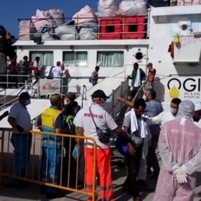 Crotone, maxi sbarco di migranti: quasi 700 arrivati in città, 160 malati di scabbia