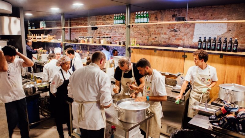 Des chefs utilisent les restes olympiques pour préparer des repas gratuits destinés aux pauvres de Rio