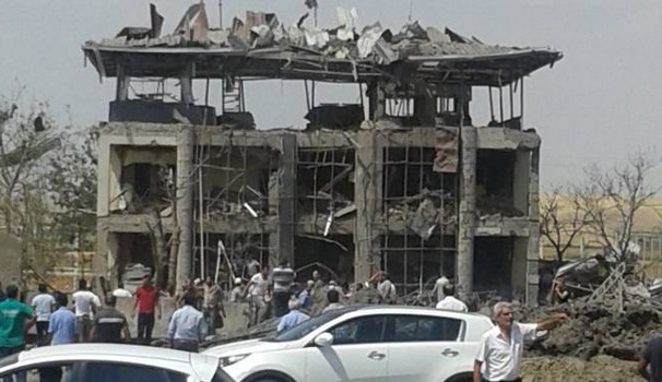 Turchia, autobomba contro polizia. “Attacco dei curdi”