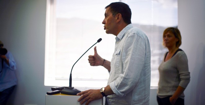 Otegi afirma que España y Francia mantienen abiertos “grandes operativos” para evitar el  desarme de ETA