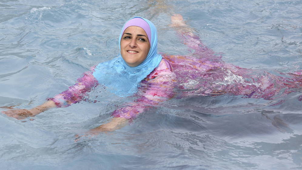 Polémica en Francia: un parque acuático crea una jornada de ‘burkini’ para musulmanas