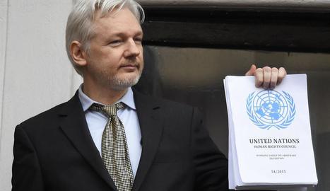 Assange comunica que Wikileaks publicará “miles” de documentos sobre la campaña electoral de Clinton