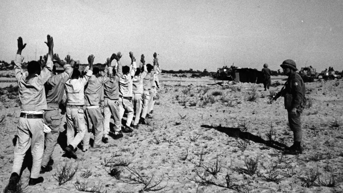 Diario israelí: Israel masacró a presos de guerra y los enterró en fosa común