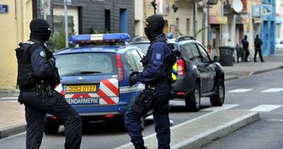 PARIGI, AUTO BOMBA SCOPERTA DAVANTI ALLA CATTEDRALE DI NOTRE DAME