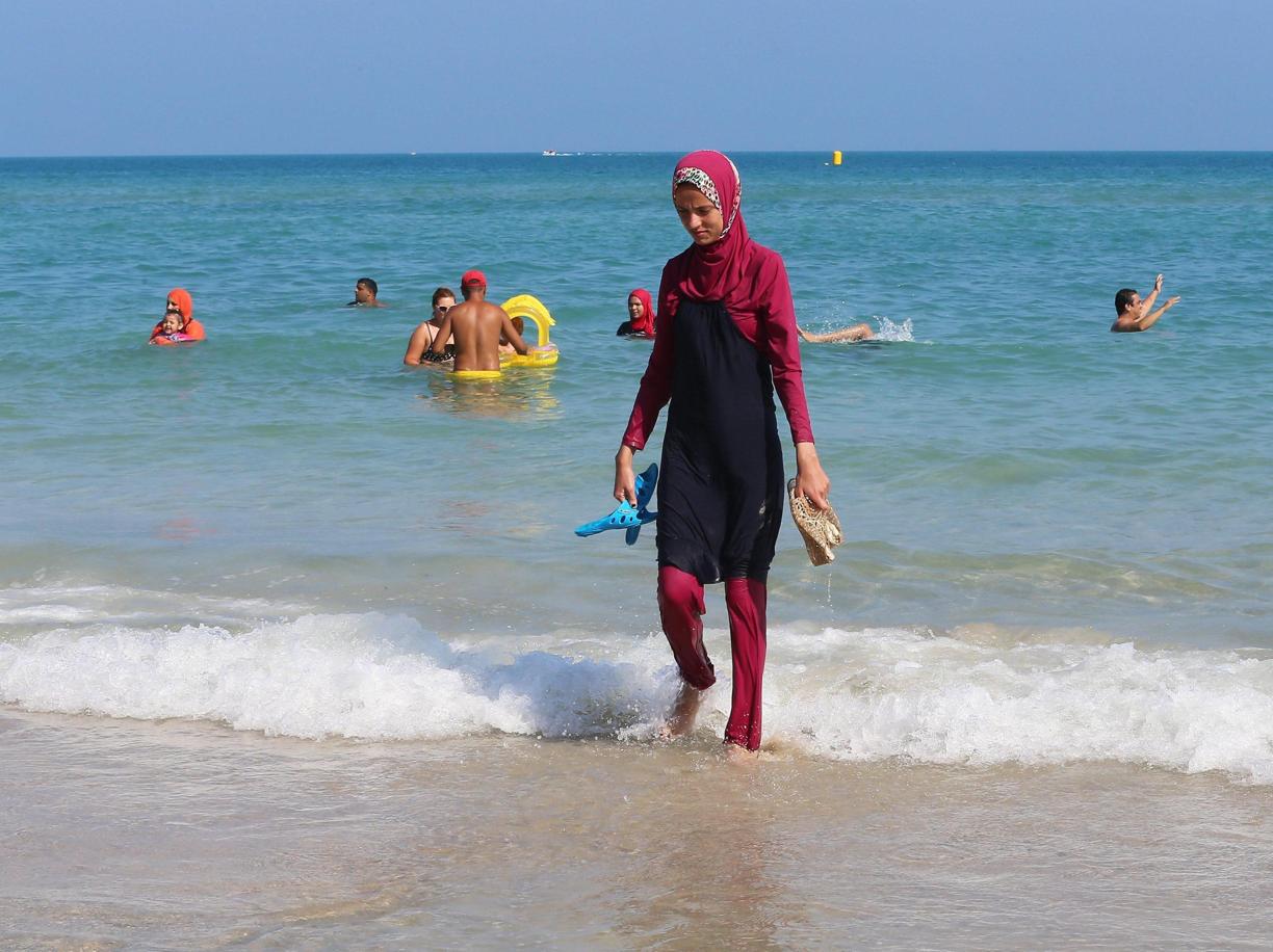 Sì al burkini in spiaggia  purché sia una scelta