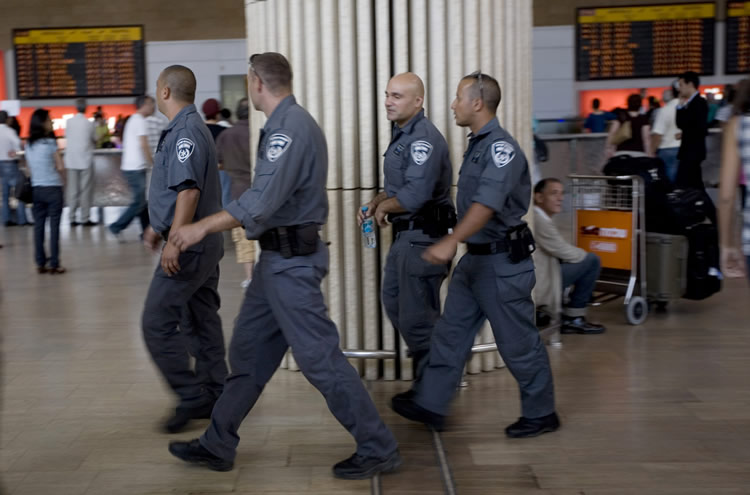 Grupo de derechos jurídicos: Ciudadanos palestinos rutinariamente son humillados en los aeropuertos israelíes