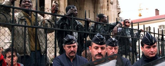 Quand les forces de l’ordre défonçaient la porte d’une église à coups de hache pour expulser des sans papiers