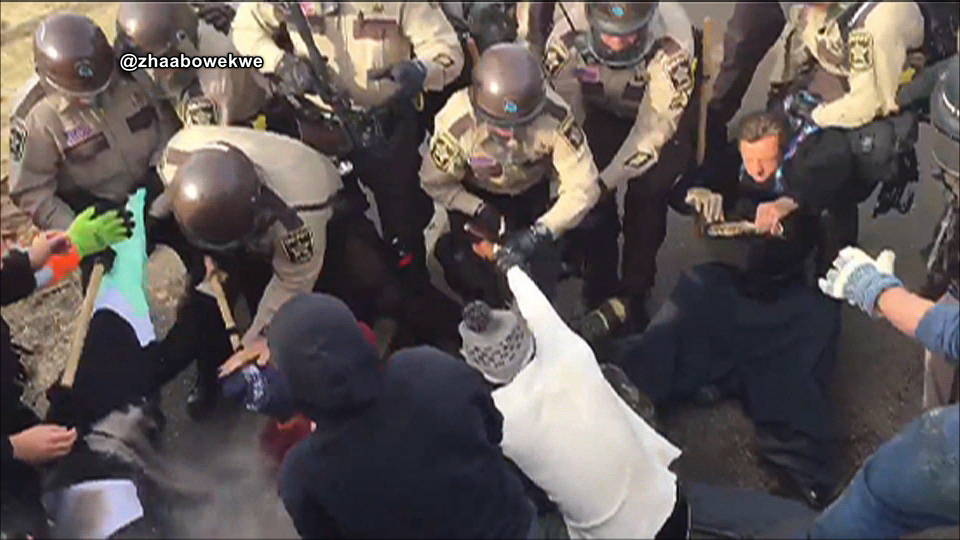 Dakota del Norte: Policía militarizada reprime campamento antioleoducto y arresta a 141 personas