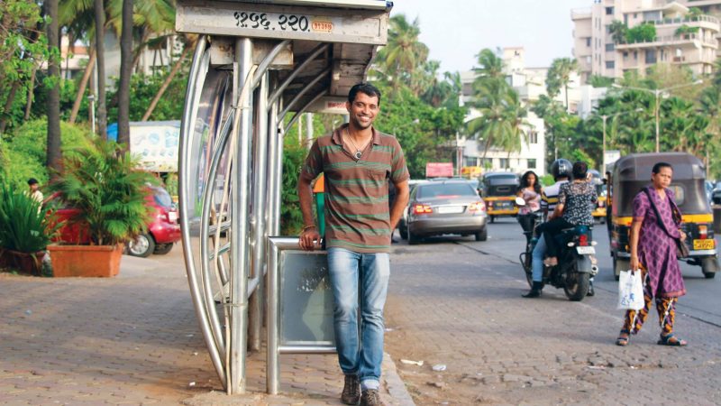 Ancien enfant de la rue, il ouvre un café-bibliothèque pour les jeunes de la rue à Mumbai