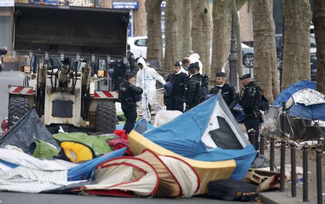 La policía desaloja en París un campamento de inmigrantes