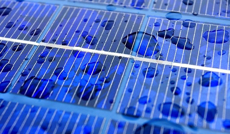 Ces panneaux solaires génèrent du courant avec la pluie