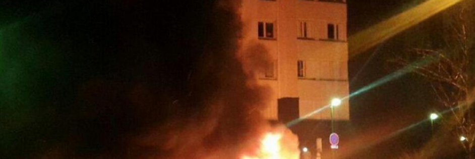 Giovane picchiato dalla polizia: banlieue in rivolta a Parigi
