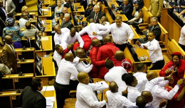 Sudafrica: i preoccupanti retroscena degli scontri in Parlamento