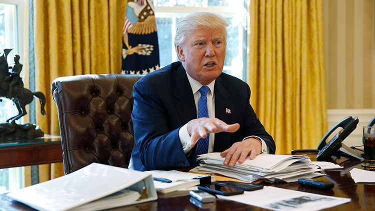 “Es de manual de autoritarismo”: Los medios excluidos de una rueda de prensa arremeten contra Trump