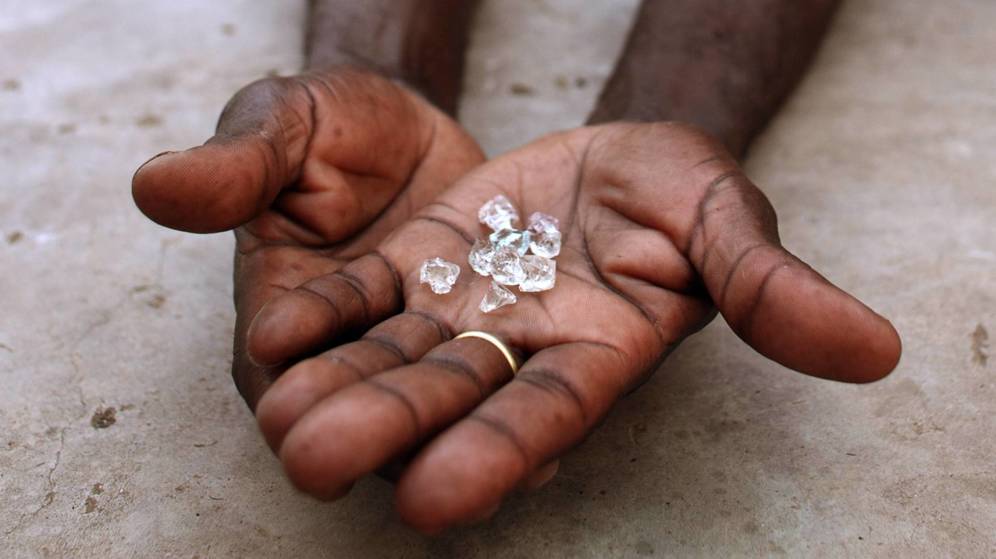 Trump permitirá volver a comerciar con “diamantes de sangre” y otros minerales