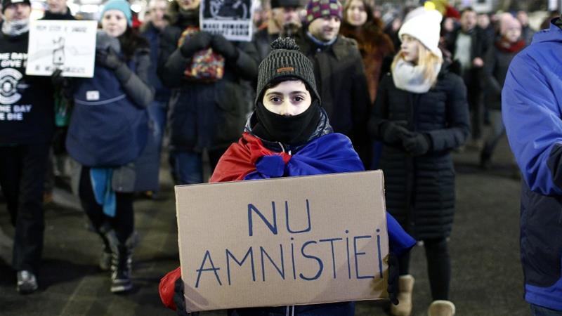 Bucharest: Thousands protest decriminalising corruption