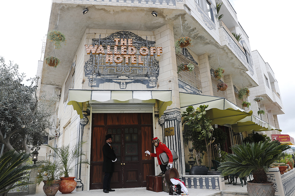 Grafitero Banksy abre un hotel frente al Muro de Apartheid israelí en Cisjordania