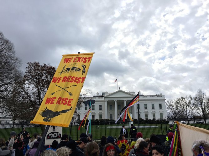 Des milliers d’Amérindiens manifestent à Washington contre l’oléoduc Standing Rock et pour protéger la Terre
