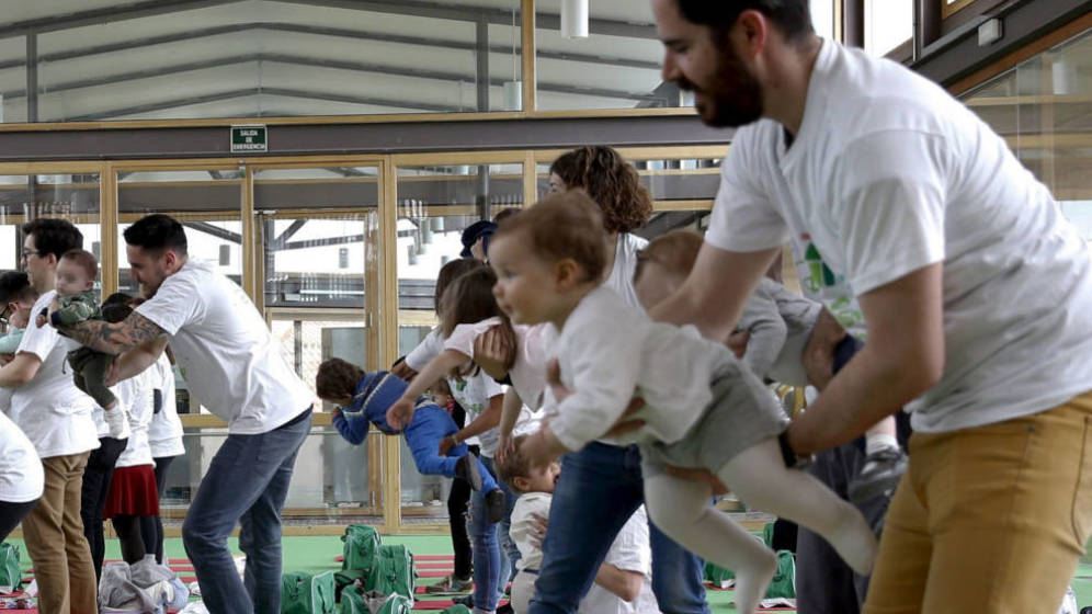 Contra los populismos, la UE avanza en lo social: mejores bajas para madres (y padres)
