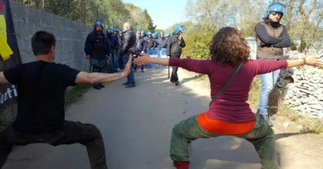 Des Italiens se battent pour protéger leurs oliviers contre un gazoduc géant soutenu par Vinci et la Société générale
