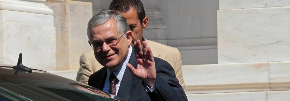 Grecia, esplosione nell’auto dell’ex premier Papademos