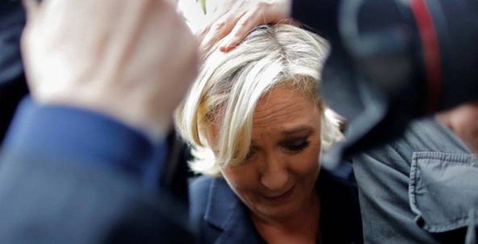 Presidenziali Francia: uova, denunce e liti in famiglia, strada in salita per Le Pen