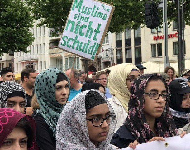 Against terrorism: Muslims gather for ‘peace march’ in Germany