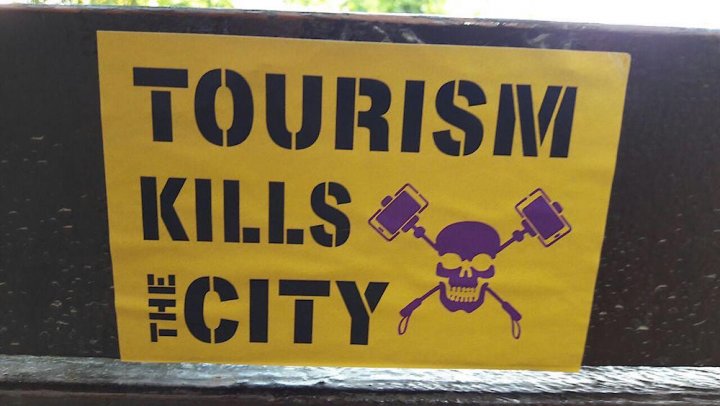 À Barcelone, la mairie alternative tâche de maîtriser le tourisme qui chasse les habitants