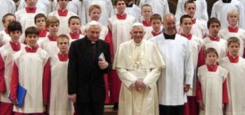 Violentati 547 bambini del coro di Ratisbona, diretto dal fratello di Ratzinger
