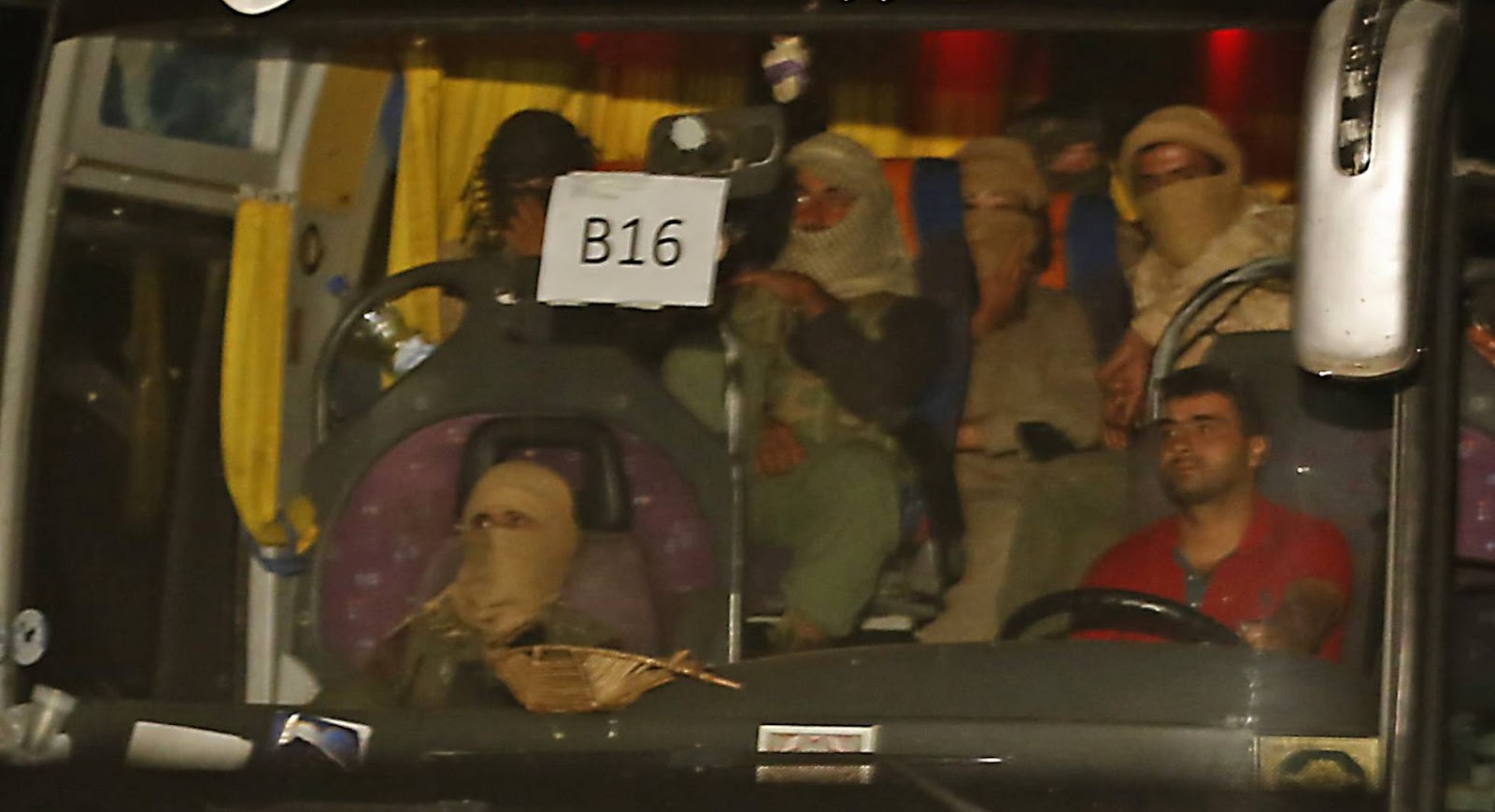 EE UU bloquea un convoy de milicianos del ISIS y sus familias en el desierto de Siria