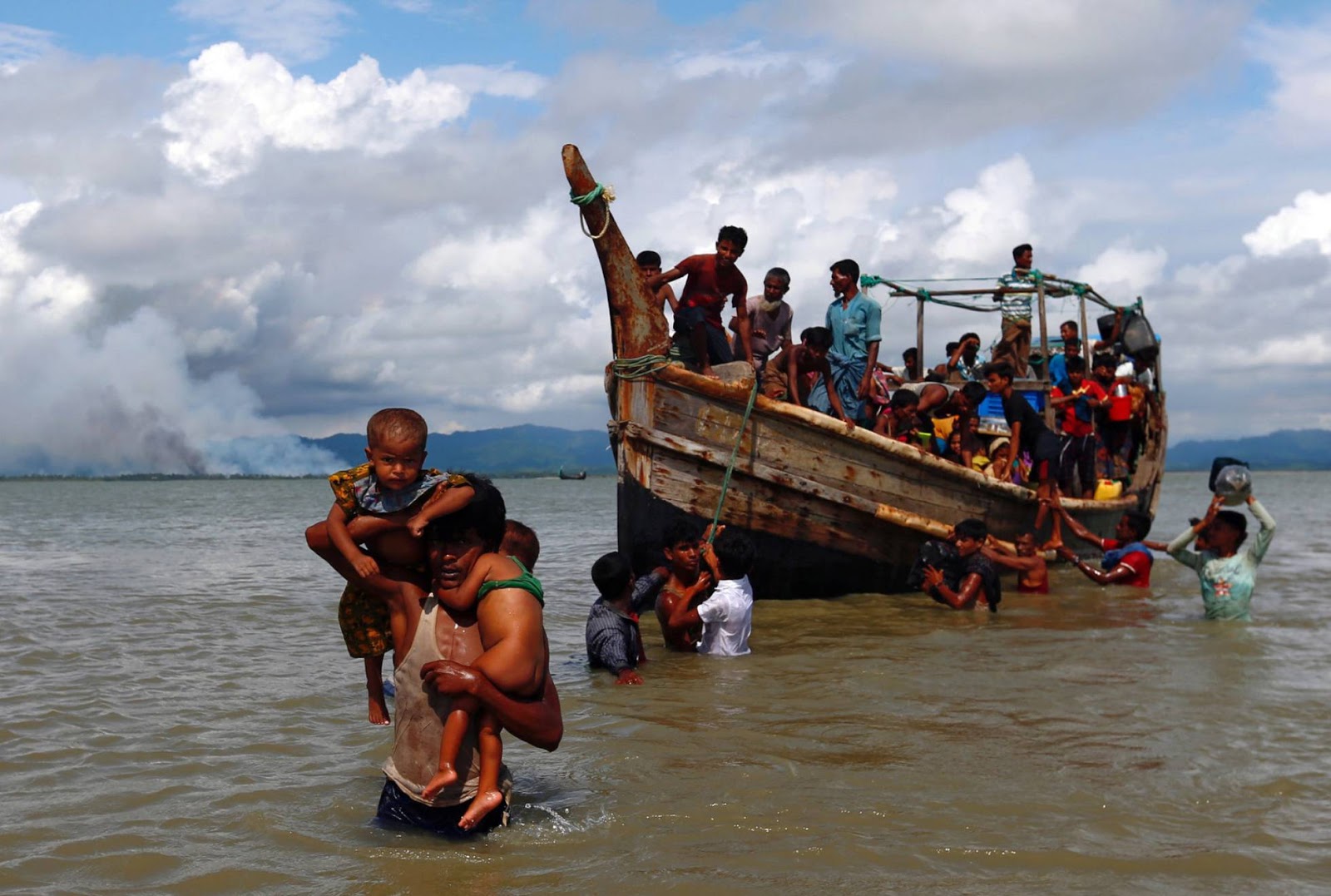 370.000 rohingya huyen de Myanmar hacia Bangladés en solo dos semanas