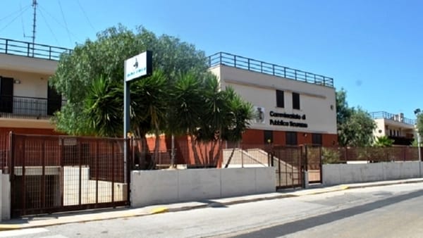 Aggredisce moglie e figlia con un coltello, poi si barrica in casa con la bimba: arrestato 43enne
