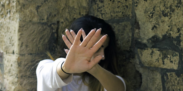 Asti, legata a una brandina col cavo del telefono e violentata per 24 ore. Liberata grazie a un messaggio su whatsapp
