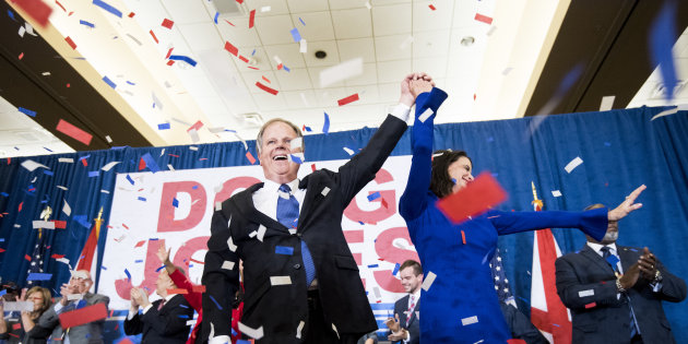 La prima vittoria di #MeToo. In Alabama sconfitto il repubblicano Moore, sostenuto da Trump