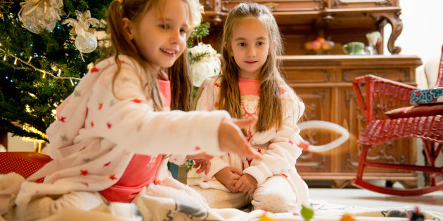 Stop aux cadeaux “genrés” pour les garçons et les filles à Noël, laissons-les décider!