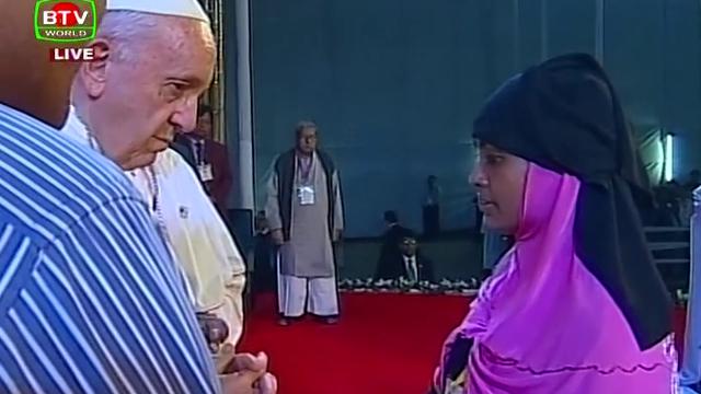 L’abbraccio di Papa Francesco ai Rohingya: “Vi chiedo perdono per l’indifferenza del mondo”