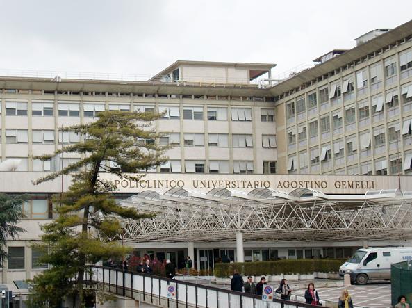 Calci all’ex incinta che voleva lasciarlo. Adesso la ragazza rischia di abortire