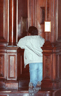 Picchia bimbi durante catechismo, denunciato sacerdote