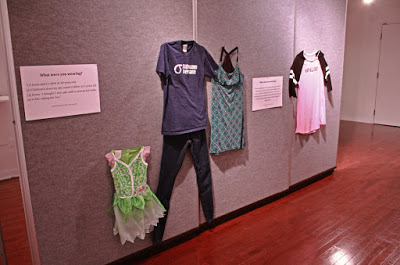 “¿Cómo ibas vestida?” La exposición que denuncia la revictimización de las víctimas de violación