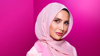 Amena Khan, la mannequin voilée choisie par L’Oréal pour une pub de shampoing
