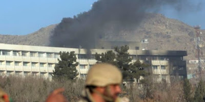 I talebani colpiscono ancora Kabul, ambulanza usata come autobomba. Emergency: “È un massacro”