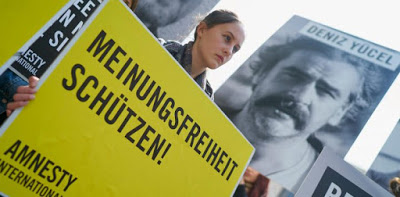 Turchia, rilasciato il giornalista Deniz Yűcel