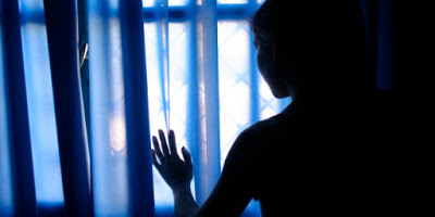 Facevano prostituire la figlia di 9 anni e assistevano agli atti sessuali, arrestati genitori
