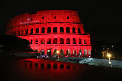 Roma, il Colosseo si tinge di rosso per le vittime delle persecuzioni religiose
