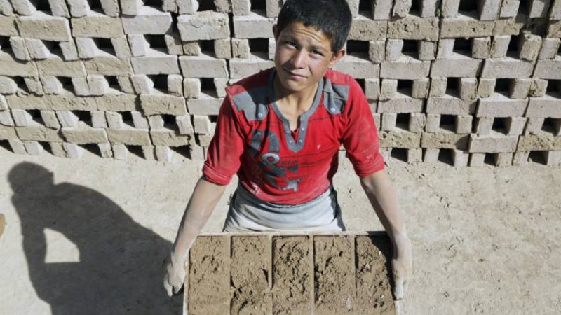 En Iran, l’accès à l’éducation des réfugiés afghans s’améliore