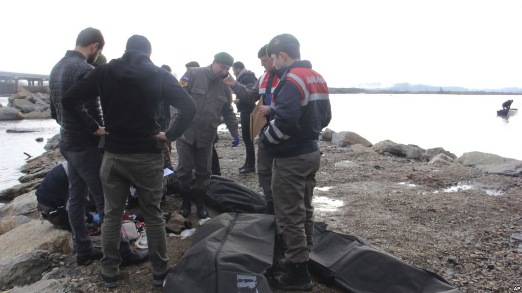 Al menos 16 muertos en naufragio de barco con migrantes en Grecia