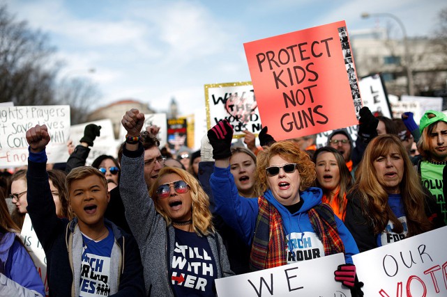 Les jeunes Américains dans la rue contre les armes à feu