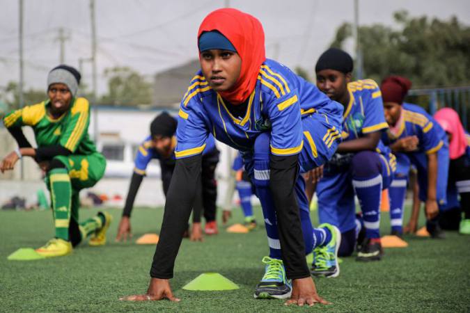 Mujeres de Somalia desafían tradición y religión en cancha de fútbol