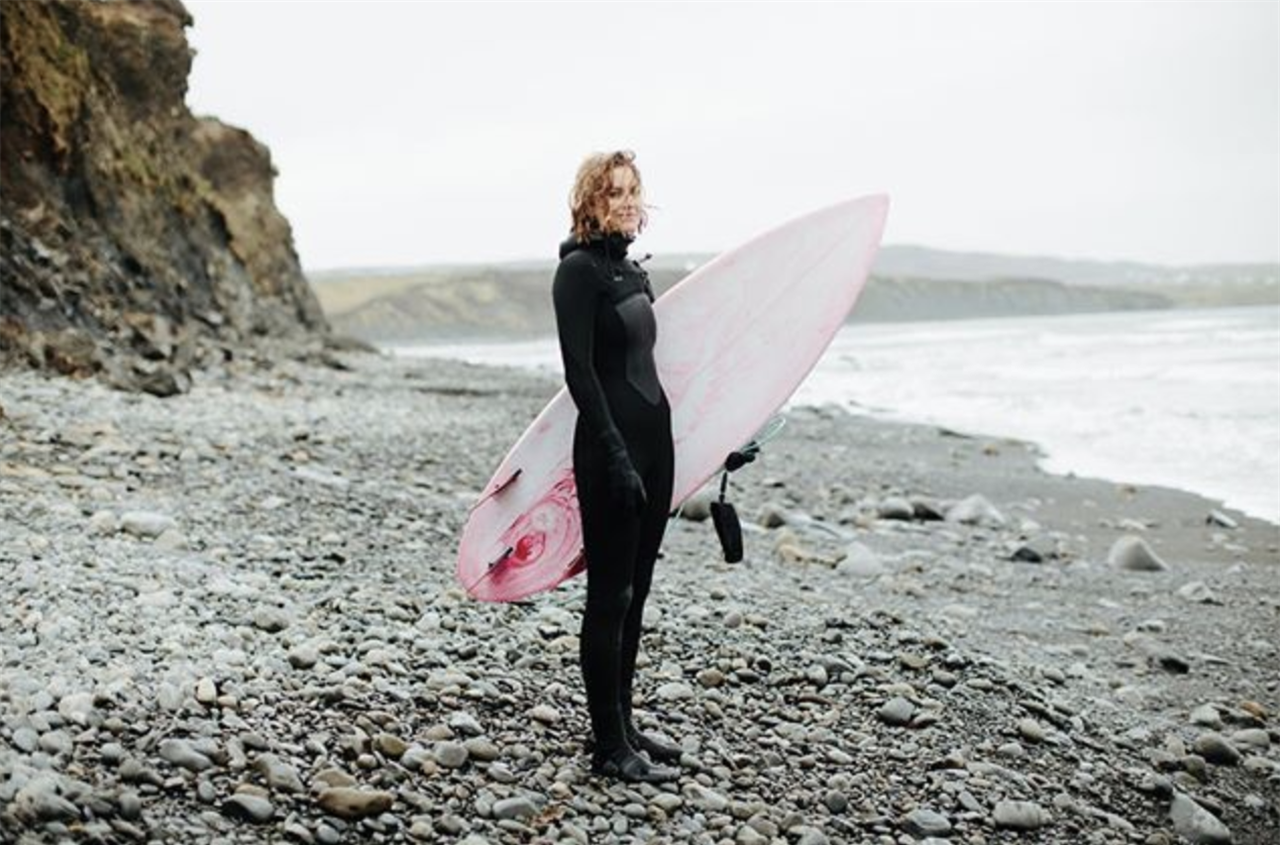 Sophie Hellyer dice basta al bikini per denunciare il sessismo nel surf