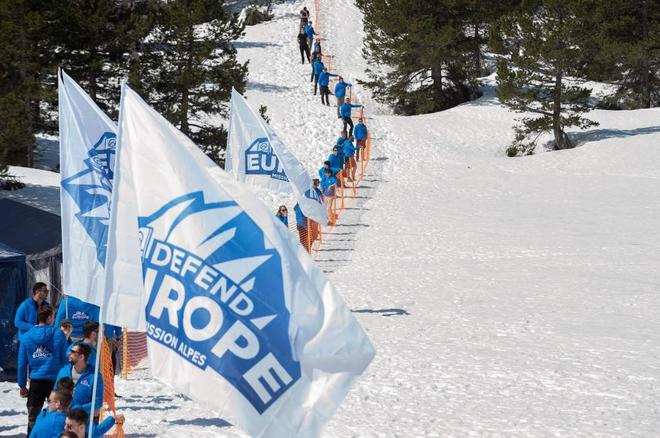 El grupo xenófobo Generación Identitaria bloquea la ruta migratoria del paso de los Alpes